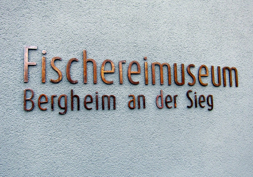Schriftzug "Fischereimuseum Bergheim an der Sieg" am Fischereimuseum in Troisdorf-Bergheim (2013).
