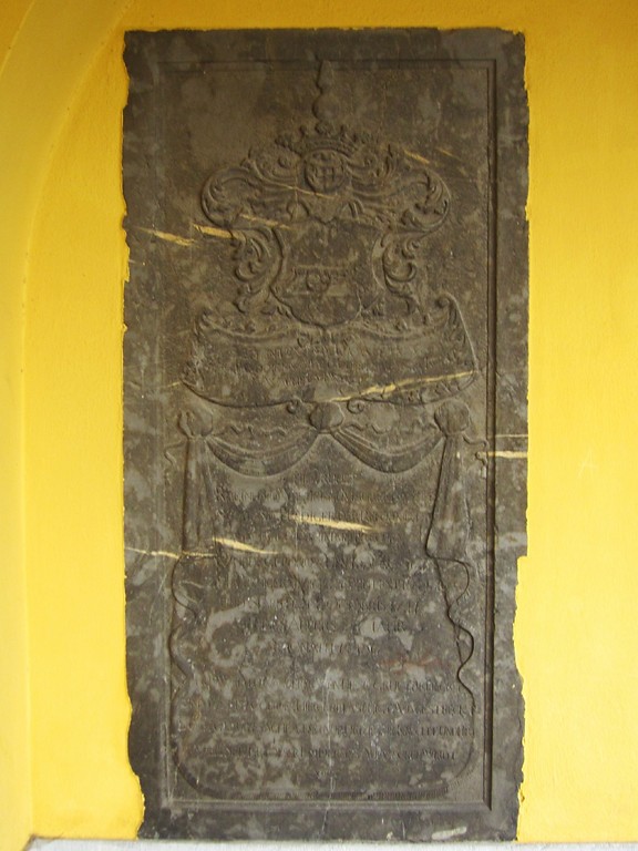 Die linke der beiden Grabplatten im Eingang zur evangelischen Kirche in Frechen (2013).