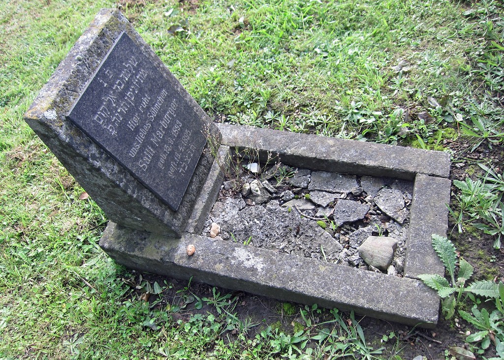 Grabstein eines Kindergrabes auf dem jüdischen Friedhof in der Montanusstraße (2014)