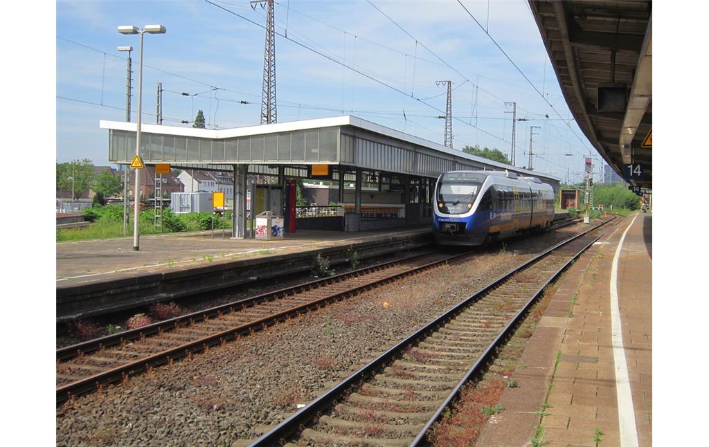 Oberhausen Hauptbahnhof, Zug der Nordwestbahn nach Duisburg-Ruhrort, Gleis 15 (2016)