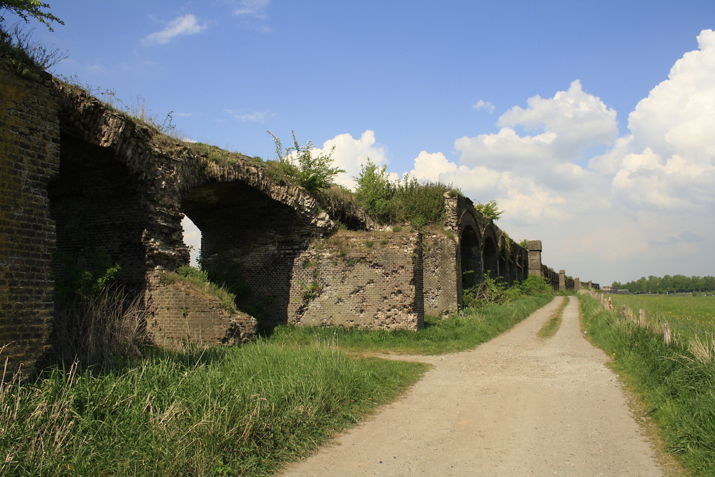 Durchfahrt für die Landwirtschaft durch die alte Eisenbahnbrücke Wesel nördlich des früheren Fort I (2014)
