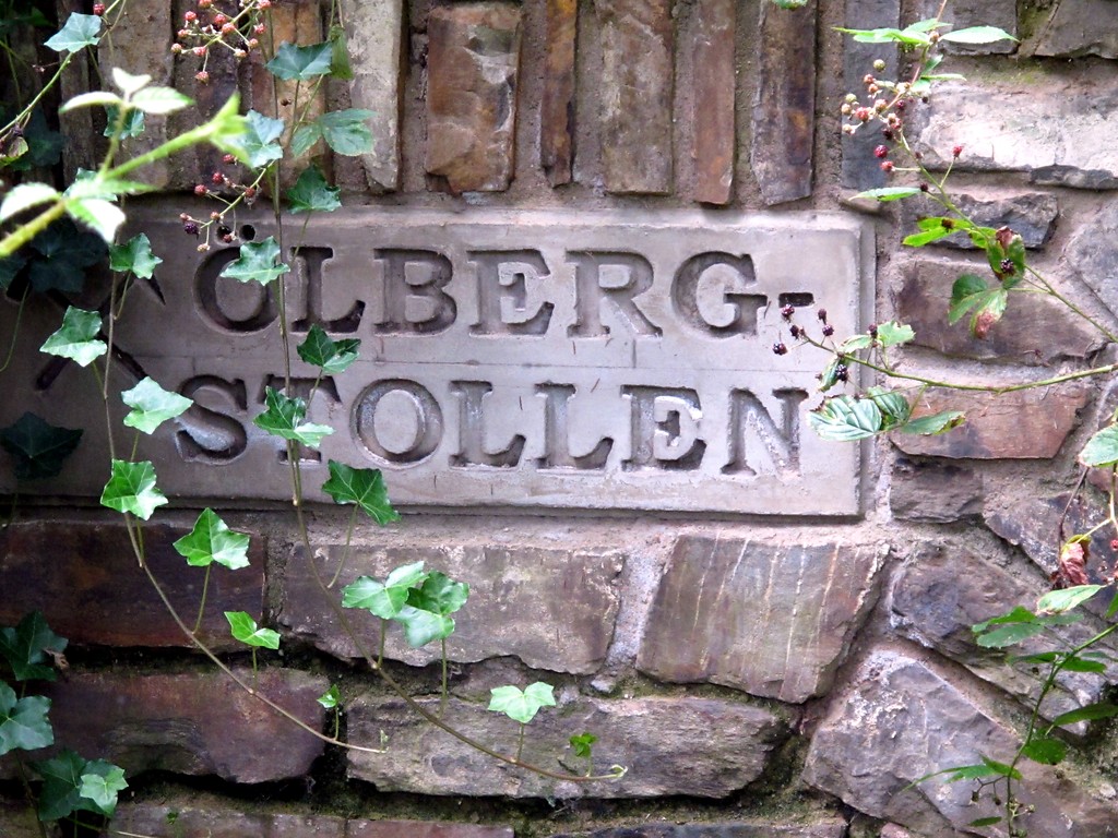 Ölberg-Stollen bei Bürdenbach (2014), Tafel im ummauerten Mundloch-Bereich.