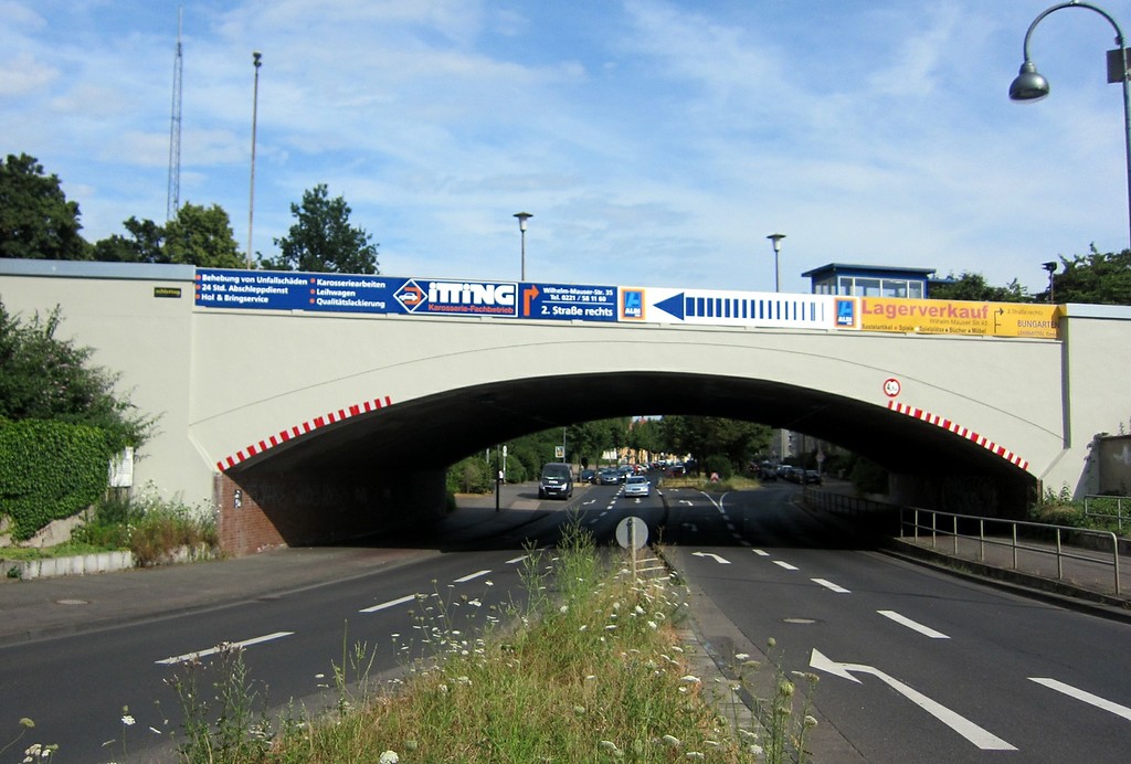 Eisenbahnbrücke in der Venloer Straße am früheren Gelände des so genannten "Zigeunerlagers Köln-Bickendorf" (2013)