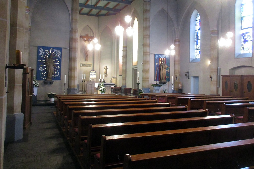Innenraum und Altarbereich der Pfarrkirche St. Joseph in Hürtgenwald-Vossenack (2017)