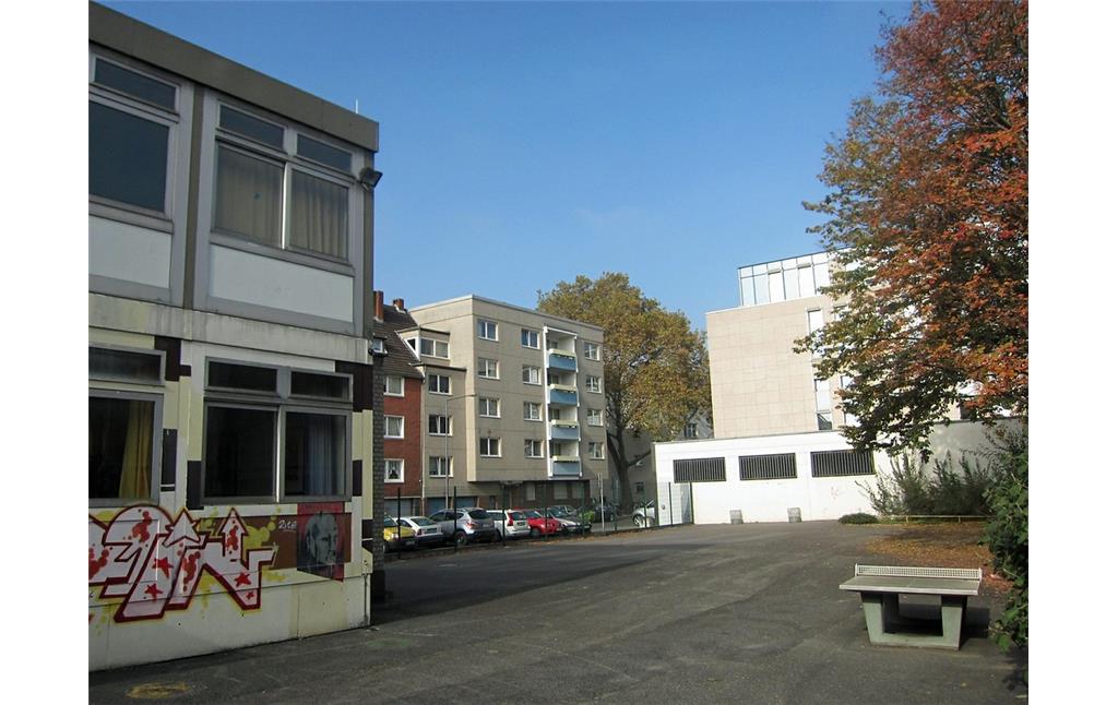 Schulhof der Katholischen Hauptschule am Griechenmarkt in Köln (2012).