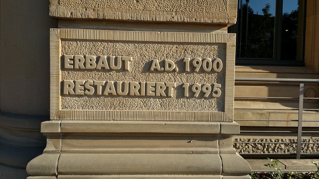Steinerne Inschrift zu den Jahren der Erbauung 1900 und der Restaurierung 1995 an der historischen Stadthalle am Johannisberg in Wuppertal (2015).