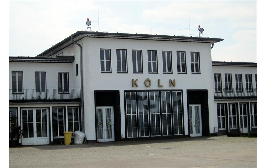 Das Empfangsgebäude des Flughafens Butzweilerhof in Köln-Ossendorf (2015).