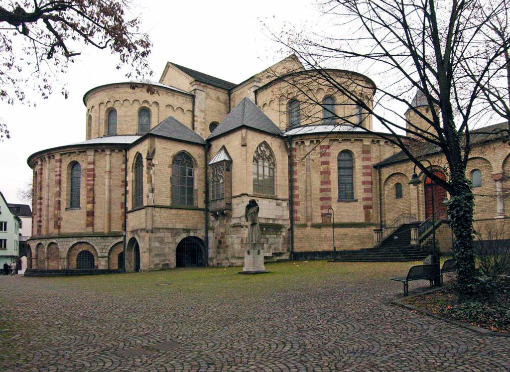 Die Kölner Benediktinerinnenabtei, später Kanonissenstift Sankt Maria im Kapitol, hier die Dreikonchenanlage und die Skulptur "Die Trauernde" aus nordöstlicher Richtung (2004)
