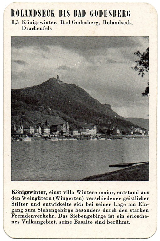 Spielkarte "Königswinter" mit einer Ansicht des Orts und des dahinter liegenden Drachenfels (aus dem Quartettspiel "Der Rhein", Ravensburger Spiele Nr. 305, Otto Maier Verlag 1952).