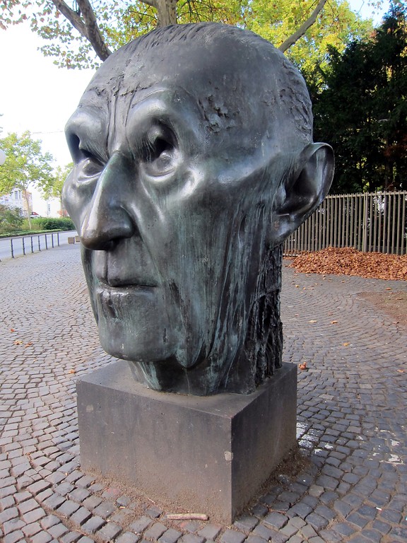 Der Adenauerkopf, ein bronzenes Porträt des ersten Bundeskanzlers Konrad Adenauer, geschaffen 1981/82 von Hubertus von Pilgrim, am Bundeskanzlerplatz vor dem ehemaligen Bundeskanzleramt in Bonn (2014).
