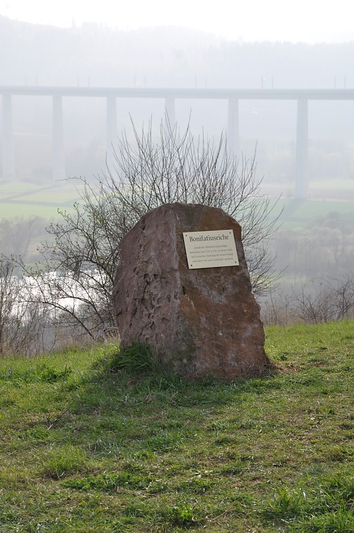 Gedenkstein bei der Bonifatius-Eiche in Heina, Gemeinde Morschen (2012)