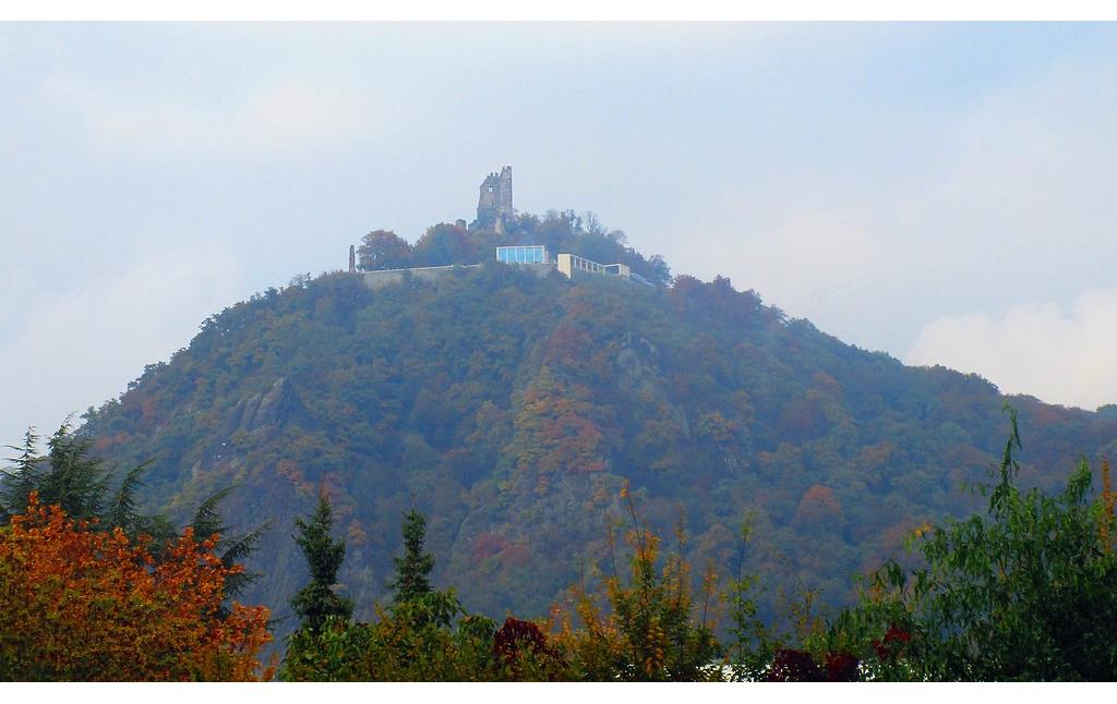 Die Burgruine Drachenfels auf dem gleichnamigen Berg im Siebengebirge, Ansicht von Rhöndorf aus (2016).