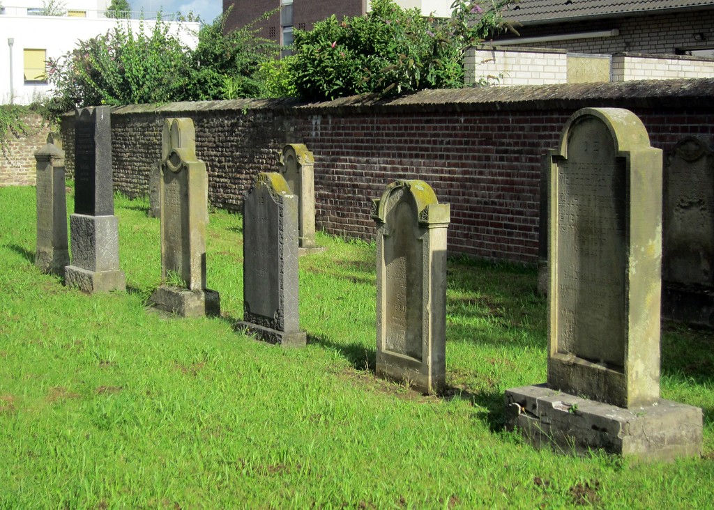 Grabsteine auf dem jüdischen Friedhof in der Grevenbroicher Montanusstraße (2014).