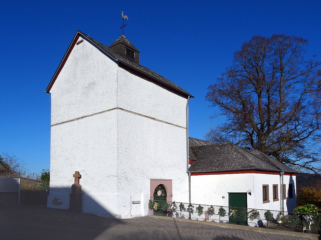 Die Kapelle Sankt Dionysius in Blankenheim-Waldorf, Ansicht von Südwesten (2018).