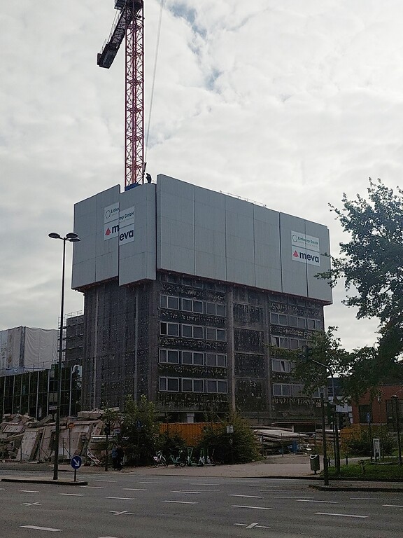 Abrissarbeiten am LVR-Hochhaus am Ottoplatz in Köln-Deutz, noch 5 der ursprünglich einmal 15 Stockwerke sind erhalten (Oktober 2022).