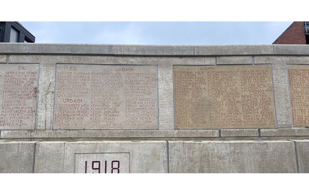 Die sieben Inschriftentafeln der großen Treppenanlage am Porzer Rheinufer nennen in roten Lettern die Namen von 396 Porzern, die im Ersten Weltkrieg gefallen sind. Die Tafeln sind nach den (damaligen) Porzer Stadtteilen Porz, Ensen, Westhoven, Elsdorf, Heumar, Eil, Urbach, Wahn, Libur, Zündorf und Langel gegliedert (2023).