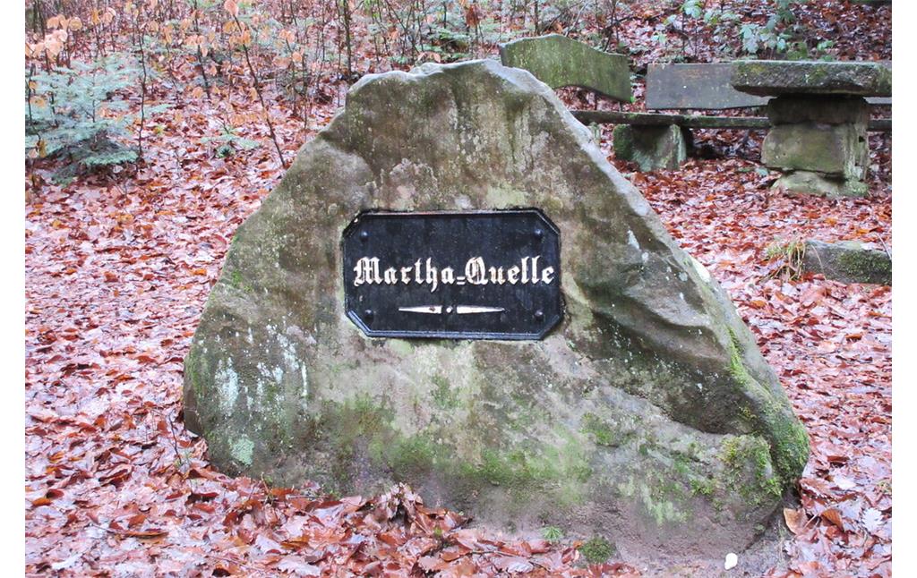 Sandsteinfindling mit Beschriftung Martha-Quelle bei Klingenmünster (2019)
