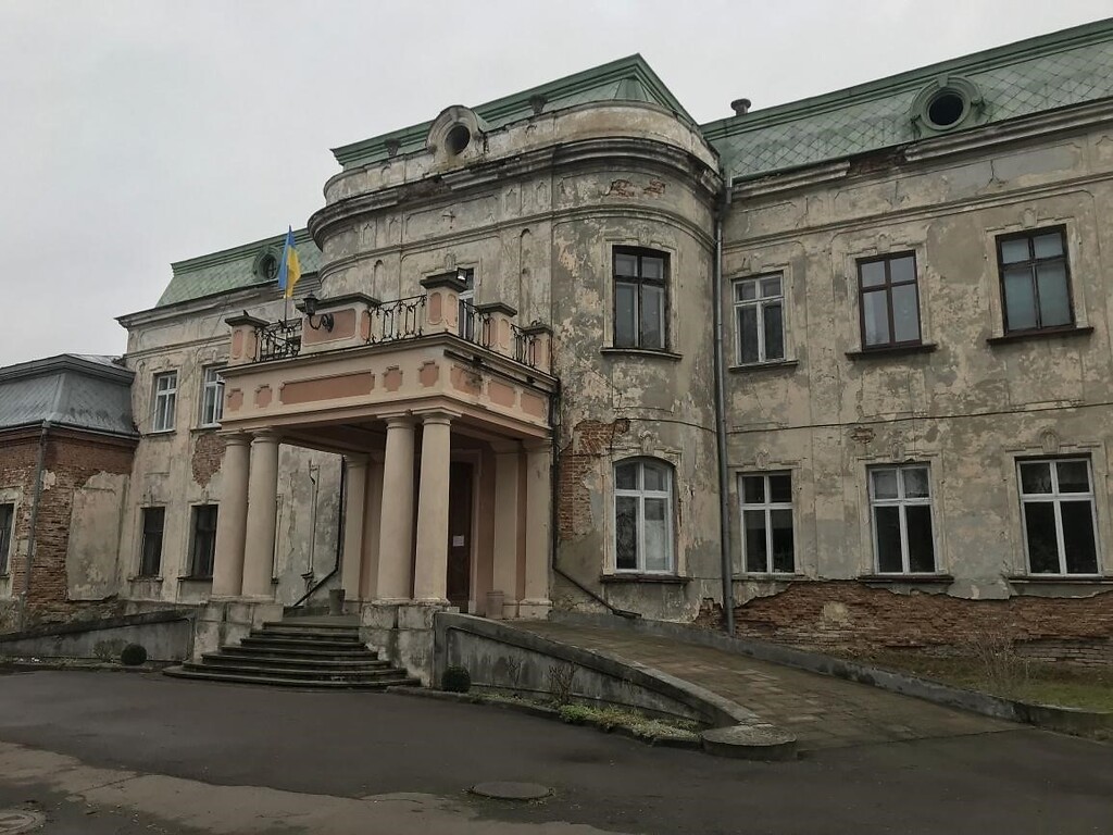 The first courtyard and the main entrance on the west side of Krystynopil Palace (2021)