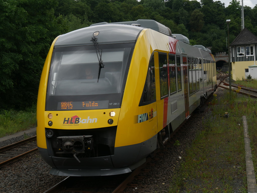 Regionalzug auf dem Bahnhofsgelände Weilburg (2017)