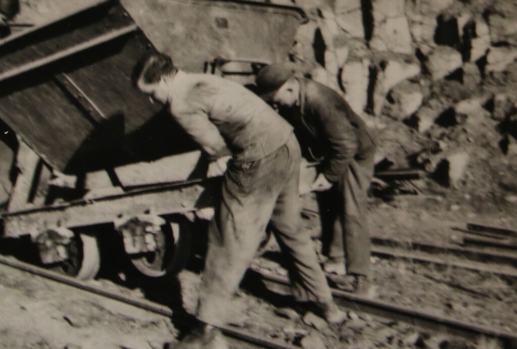 Eine Lore wird im Dattenberger Steinbruch in die Gleise gehoben (1950er Jahre).