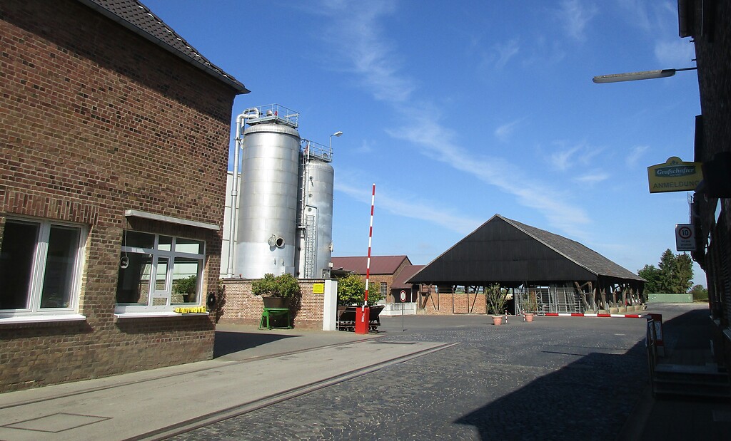 Blick in den Betreibshof der Grafschafter Krautfabrik Josef Schmitz in Meckenheim (2020).