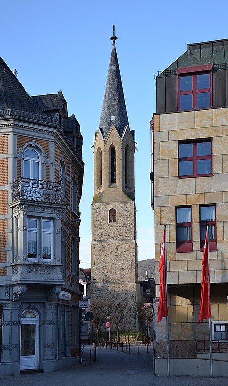 Der heute isoliert stehende Kirchturm der ehemaligen Wilhelmskirche in der Innenstadt von Bad Kreuznach (2013).