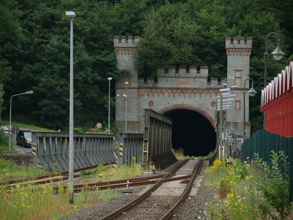Portal des Eisenbahntunnels und Eisenbahnbrücke in Weilburg (2017)