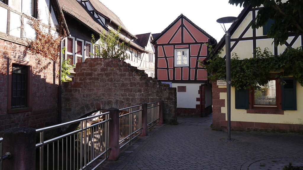 Rest der alten Stadtmauer in Annweiler am Trifels am Schipkapass (2020)