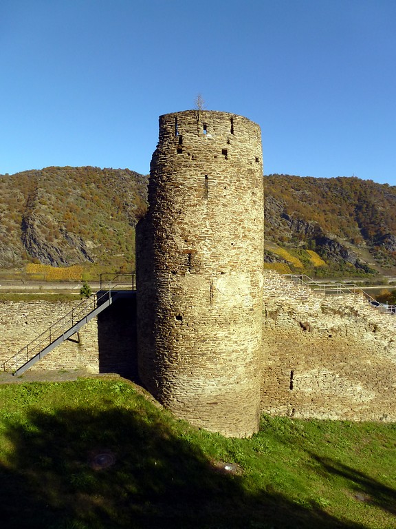 Pulverturm der Stadtbefestigung von Oberwesel (2016): Die Zinnen und Schießscharten der zwei oberen Geschosse sind zwar zugemauert, aber immer noch klar erkennbar.