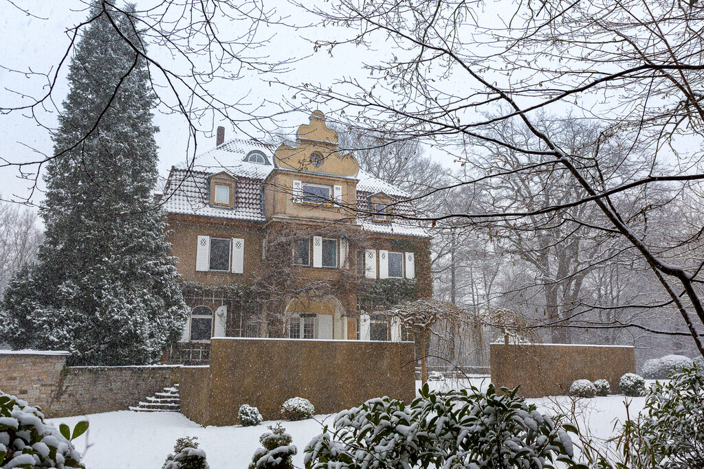 Die Villa im Talweg wurde von dem Architekten Ludwig Bopp geplant, von dem auch auch das Rathaus in Bergisch Gladbach stammt. Typisch ist insbesondere der geschwungene Giebel des Gebäudes (2021).
