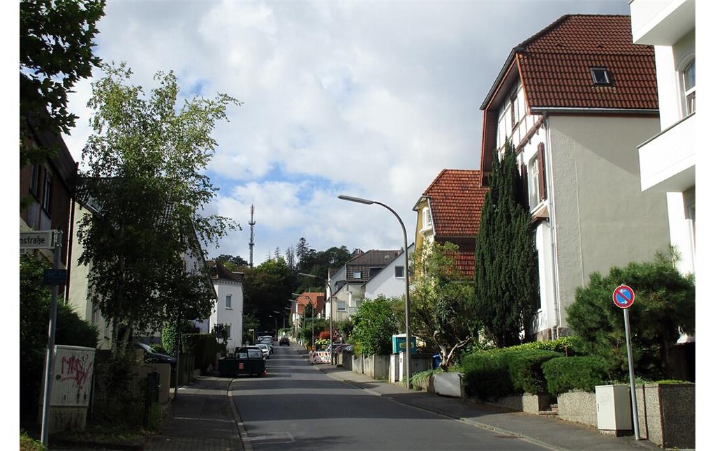 Bonn-Muffendorf, Blick von der Hopmannstraße über die Bürvigstraße hinauf in Richtung der Elliger Höhe (2022).