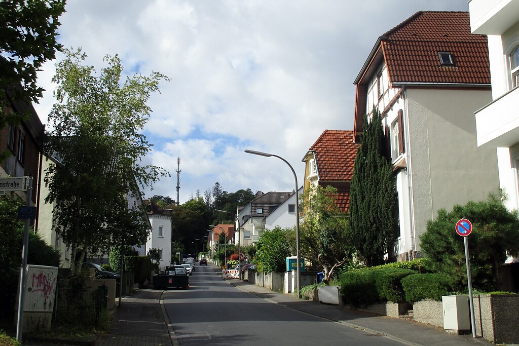 Bonn-Muffendorf, Blick von der Hopmannstraße über die Bürvigstraße hinauf in Richtung der Elliger Höhe (2022).