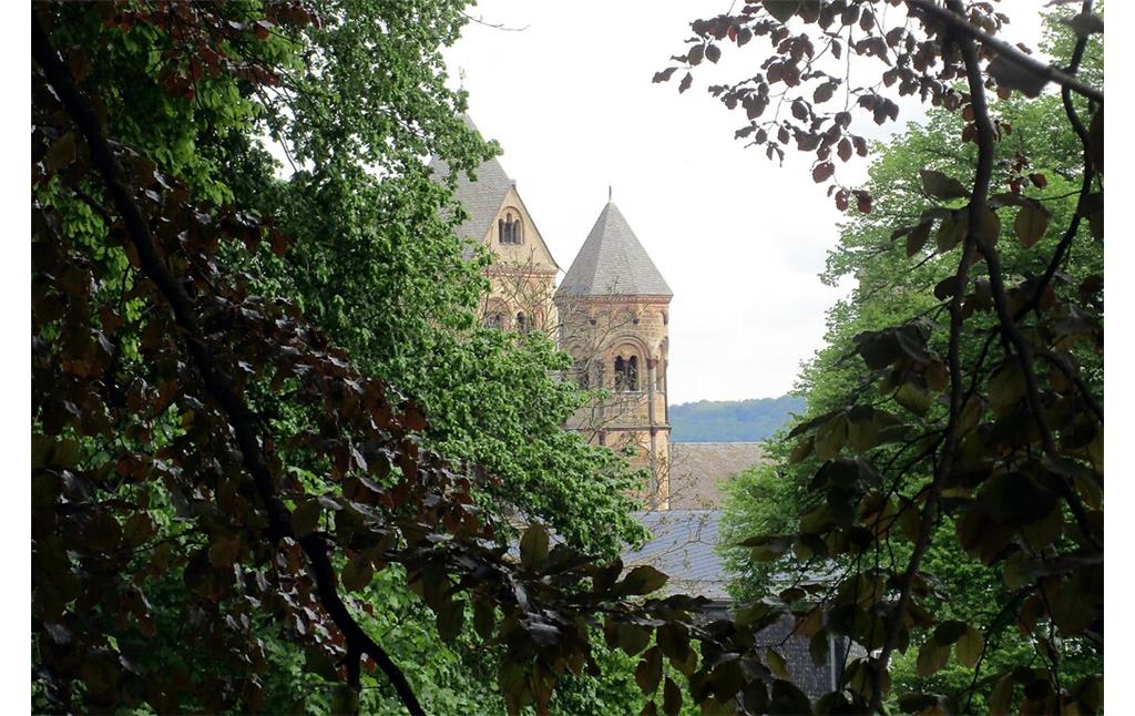 Blick von Südwesten auf Türme der Klosterkirche der Benediktinerabtei Maria Laach (2020).