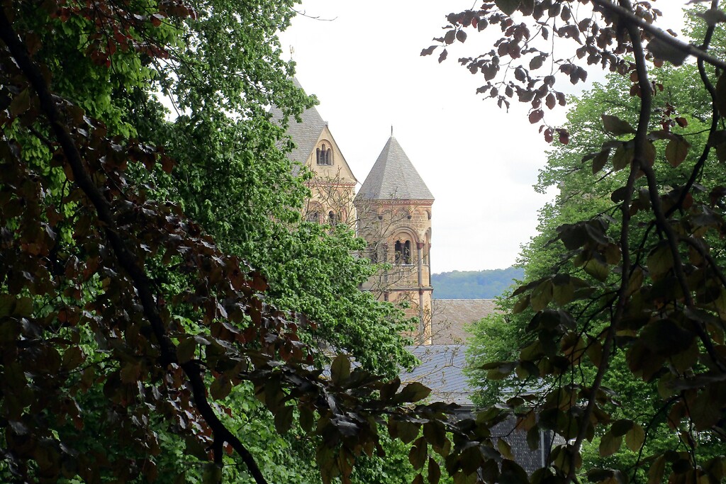 Blick von Südwesten auf Türme der Klosterkirche der Benediktinerabtei Maria Laach (2020).