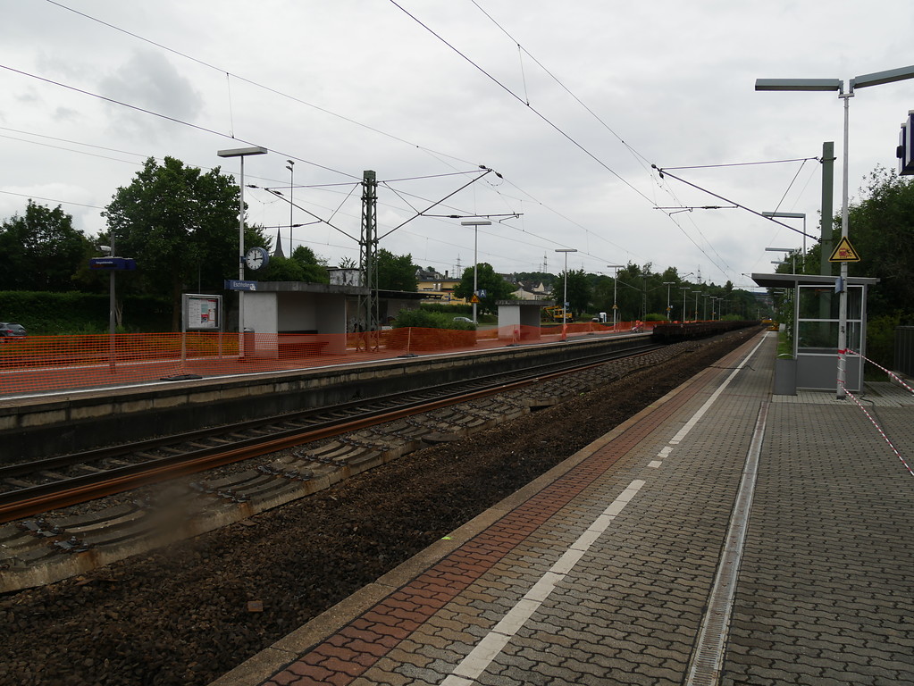 Bahnsteig des Bahnhofs Limburg-Eschhofen (2017)