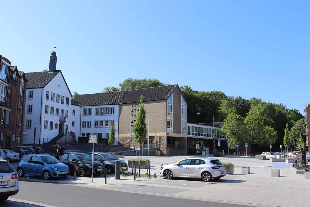 Erstes Rathaus und Rathausplatz von Übach-Palenberg (2021)
