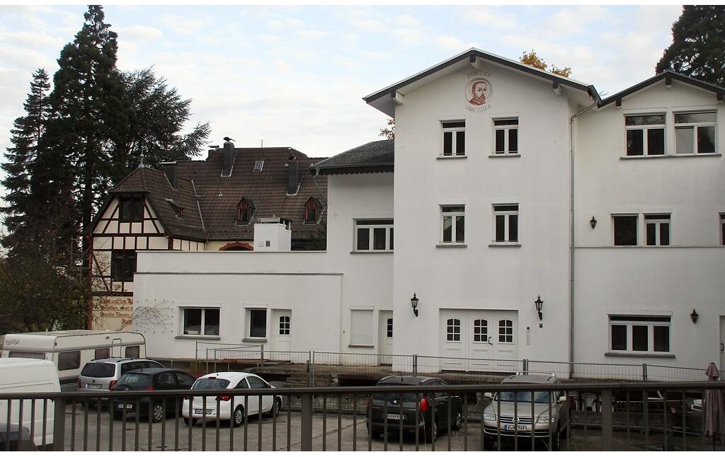 Frühere Weinkellerei und Betriebsgebäude der Remagener Hoteliers-, Weinhändler- und Rennfahrerfamilie Caracciola in der Straße Am Spich in Remagen (2020).