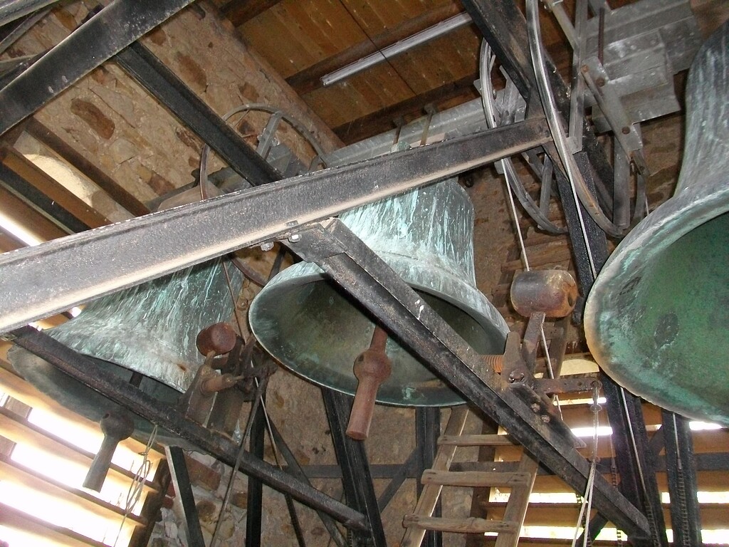 Die drei Kirchenglocken im Glockenstuhl der evangelischen Kirche in Birnbach (2017)