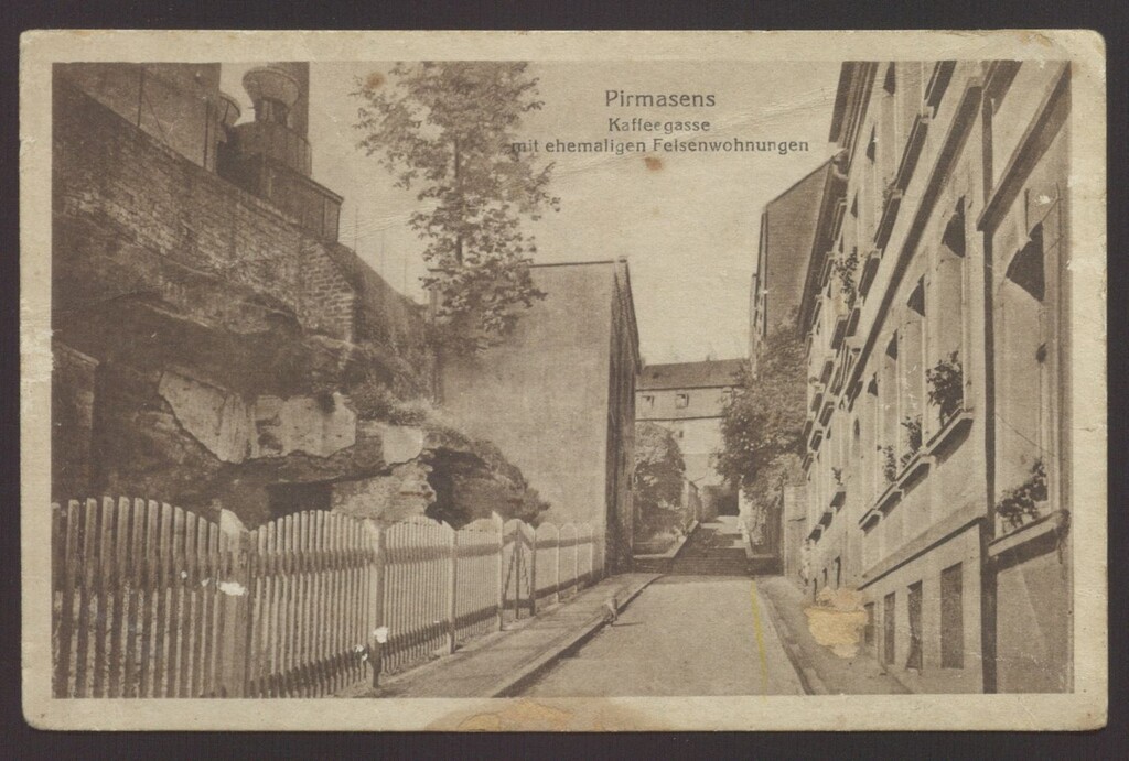 Diese historische Fotografie zeigt den Blick von der Schäferstraße auf die Kaffeegasse und die Treppe, die zum Stadtzentrum von Pirmasens hochführt (1930er Jahre)