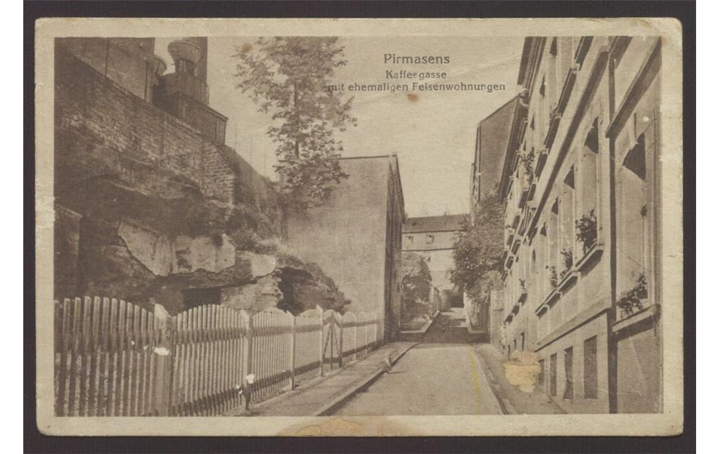 Diese historische Fotografie zeigt den Blick von der Schäferstraße auf die Kaffeegasse und die Treppe, die zum Stadtzentrum von Pirmasens hochführt (1930er Jahre)