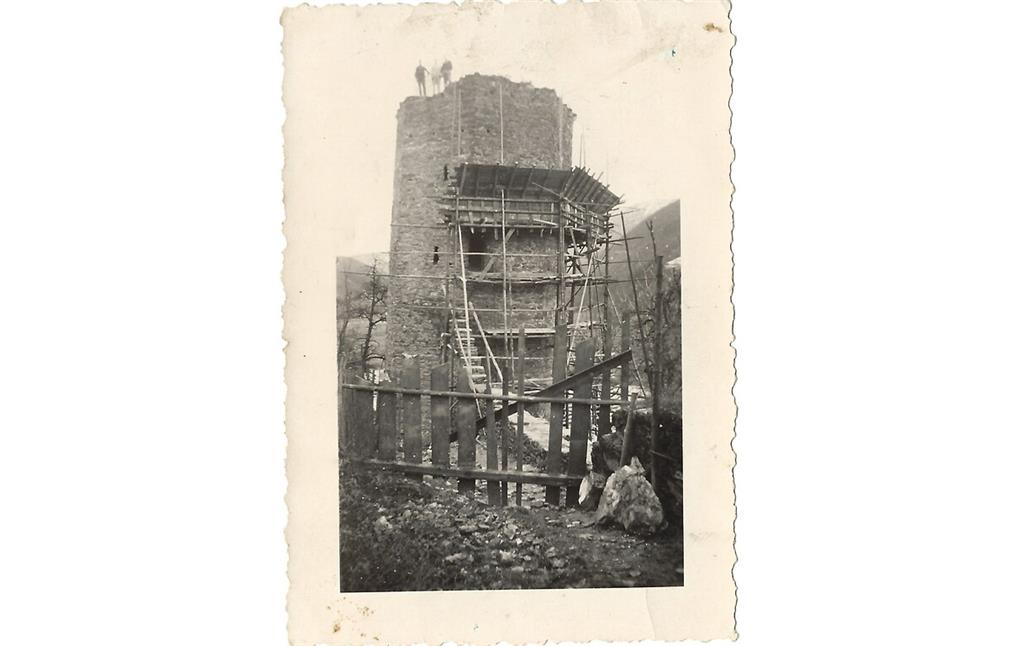 Historische Fotografie der Baustelle am Schiefen Turm von Dausenau (1950)