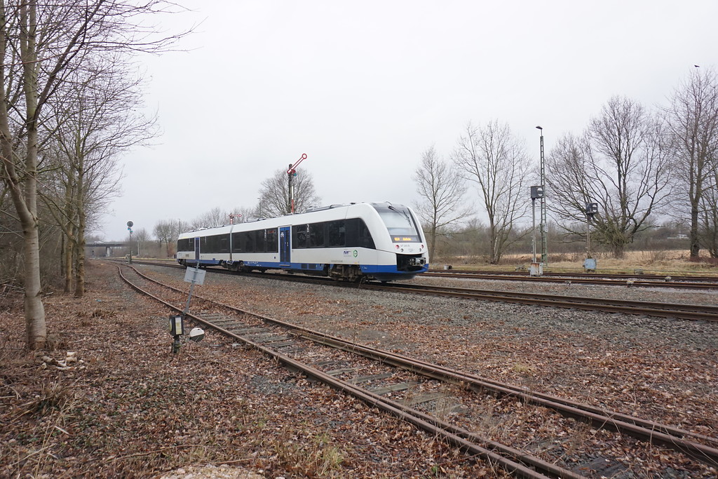 Bahnhof Mönchengladbach-Rheindahlen (2018). Triebwagen VT 243 der VIAS auf der Fahrt nach Dalheim.