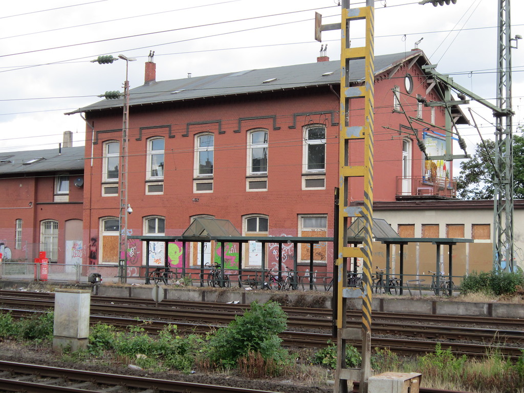 Empfangsgebäude Bahnhof Gerresheim, von der Bahnseite aus gesehen (2012)