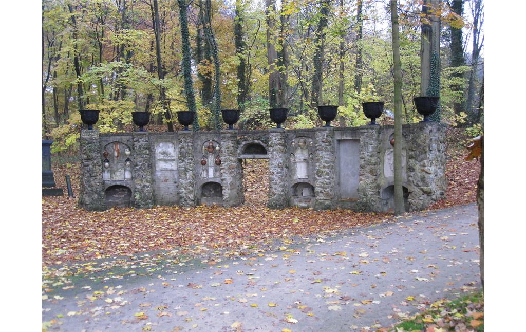 Teil der halbrunden Mauer vor dem Moritzgrab des Johann Moritz von Nassau-Siegen im Alten Park in Bedburg-Hau (2009)