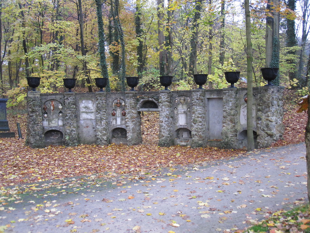 Teil der halbrunden Mauer vor dem Moritzgrab des Johann Moritz von Nassau-Siegen im Alten Park in Bedburg-Hau (2009)