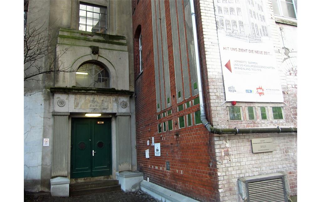 Eingangsbereich zur 1914-1916 erbauten "neuen" Bäckerei der Konsumgenossenschaft "Vorwärts" in Barmen (2014).