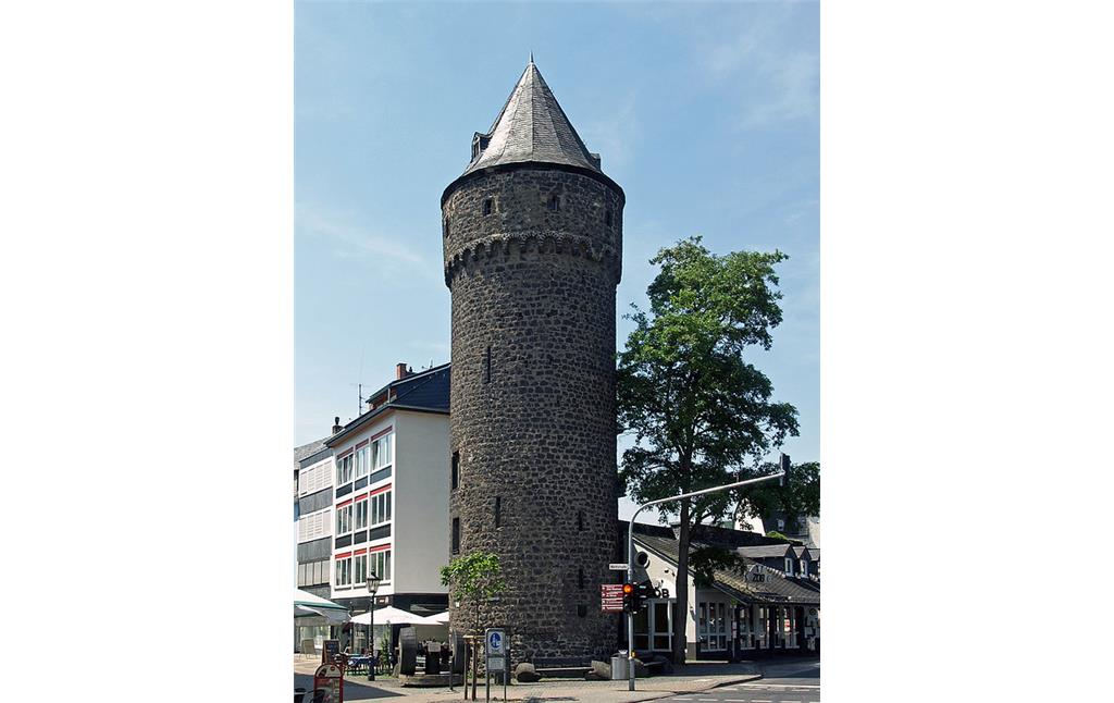 Der Mühlenturm am Ende der Mayener Marktstraße ist ein erhaltener Teil der mittelalterlichen Stadtbefestigung (2014).