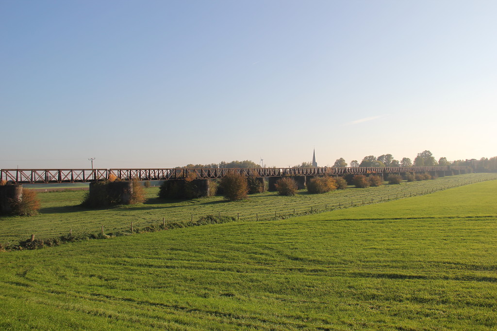 Die hochwasserfreie Eisenbahnbrücke der Trajekt-Bahnline Kleve-Elten bei Kleve-Griethausen (2015).