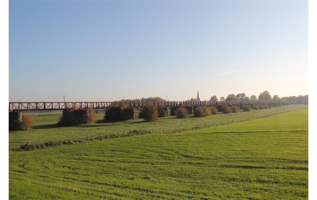 Die hochwasserfreie Eisenbahnbrücke der Trajekt-Bahnline Kleve-Elten bei Kleve-Griethausen (2015).