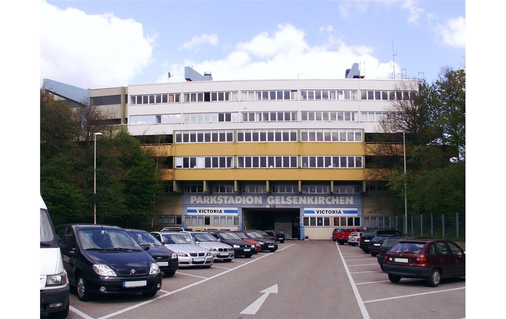 Parkstadion Gelsenkirchen "auf Schalke": Die Rückfront des Tribünengebäudes im Westen des Stadions (2006).